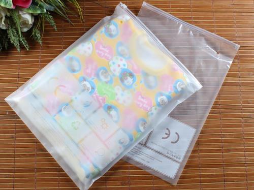 電商行業不斷發展，服裝拉鏈袋發著重要作用